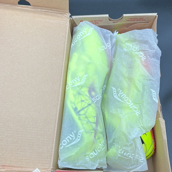 NEW in BOX Saucony Spitfre Yellow/orange men’s 11 track spikes - Picture 6 of 11
